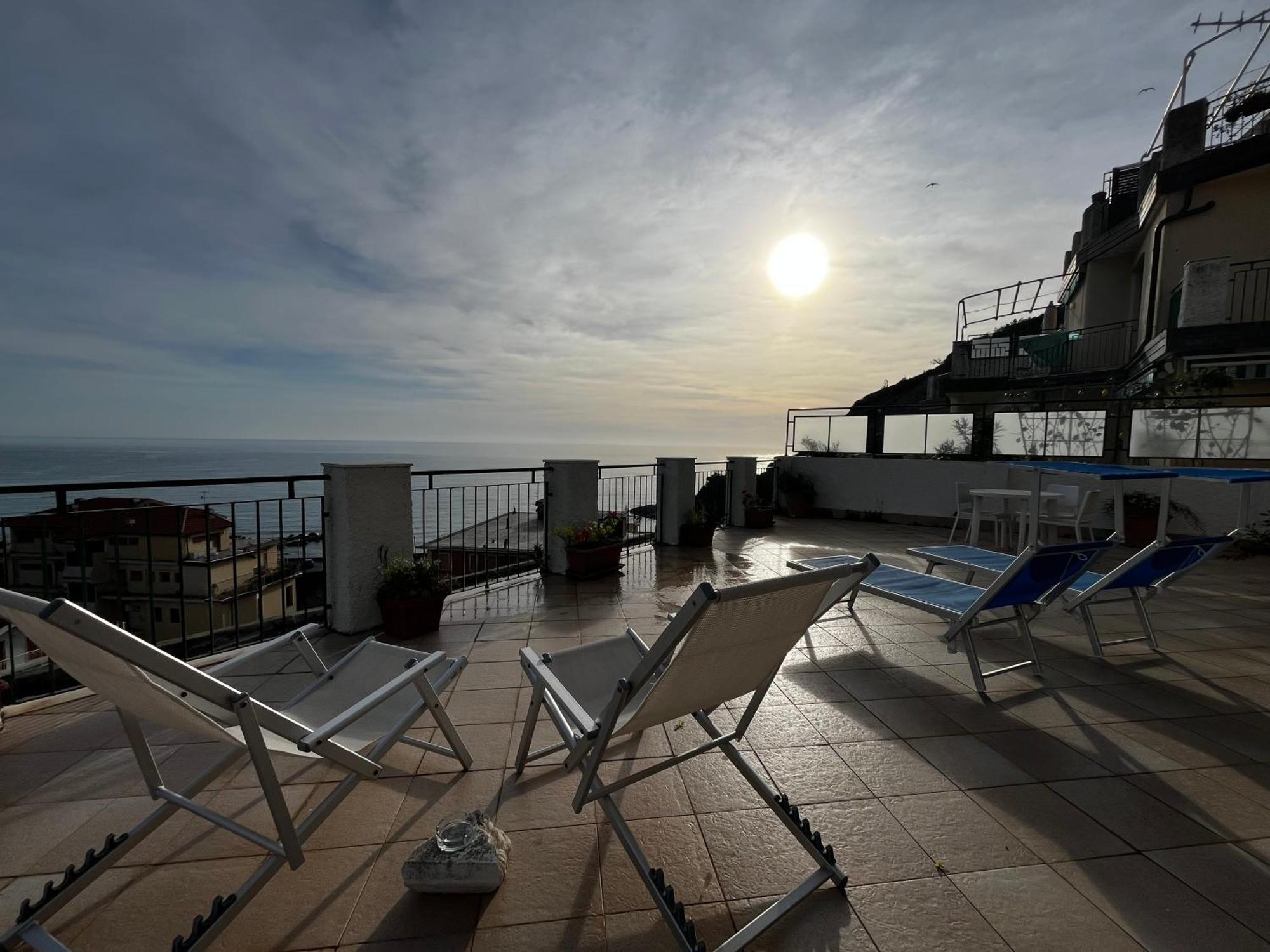 Sunflower Terrazza Panoramica Леванто Экстерьер фото
